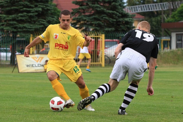 Mateusz Jakubiak (przy piłce) gra na zarówno na trawie, jak i na hali.