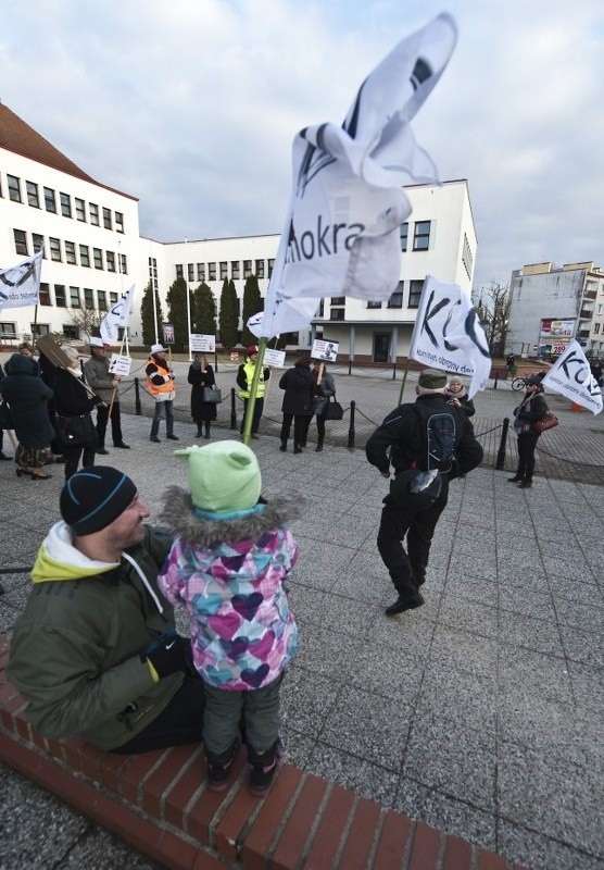 Po fali protestów przeciwko upartyjnianiu sądów przez...