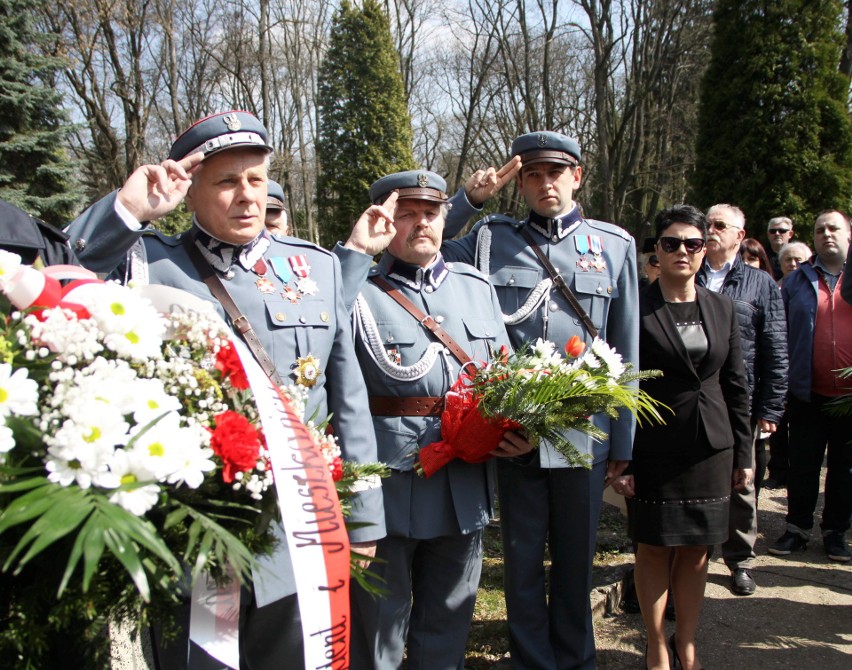 79. rocznica Zbrodni Katyńskiej. Wiązanki i znicze pod Mogiłą Katyńską (ZDJĘCIA)