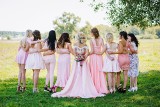 Najmodniejsze sukienki na wesele 2021. Modowe inspiracje dla każdej kobiety wprost z wybiegów mody [sukienki mini, midi, maxi] 23.06.21