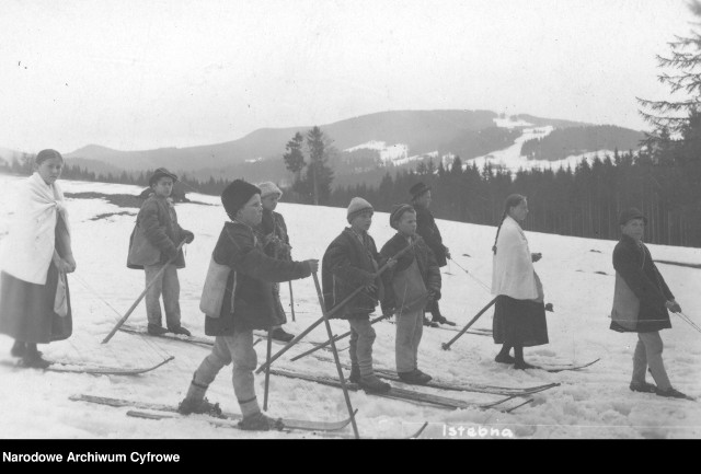 A jak wyglądał powrót do szkoły po feriach zimowych? Uczniom za środek transportu służyły np. narty.
