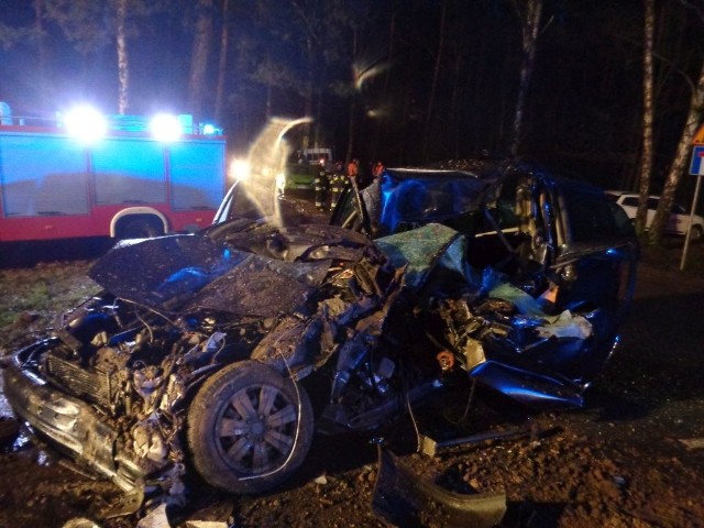 Do zdarzenia doszło na drodze krajowej numer 10 w okolicy Wałcza, skrzyżowanie do miejscowości Dobino. Straż pożarna dostała zgłoszenie o tym zdarzeniu o godzinie 7. Na miejscu zginął kierowca vana. Siła uderzenia była tak duża, że od ogromnego ciągnika odpadło koło. Na miejscu była policja oraz straż pożarna. Trwa ustalanie przyczyn tego wypadku. Zobacz także Śmiertelny wypadek na ulicy Jana Pawła II w Koszalinie