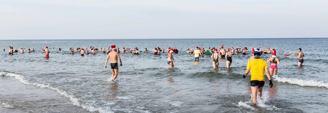 W niedzielę morsy spotkały się w Mielnie na tradycyjnej kąpieli. Nie zabrakło oczywiście mikołajkowej atmosfery.