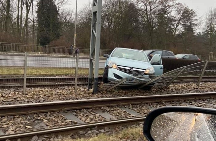 Samochód na torowisku na ul. Hallera we Wrocławiu 28.01.2021