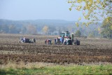 Tragedia we wsi Lisewo. Nie żyje 57-letni mężczyzna z powiatu wrzesińskiego. Rolnik wpadł pod ciągnik