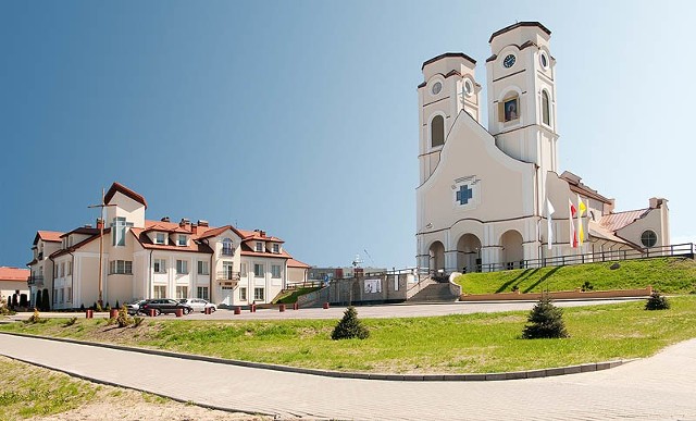 Nasz parking, tak potrzebny wiernym, stawał się czasami swego rodzaju komisem samochodowym. – tłumaczy proboszcz, ks. Andrzej Godlewski.