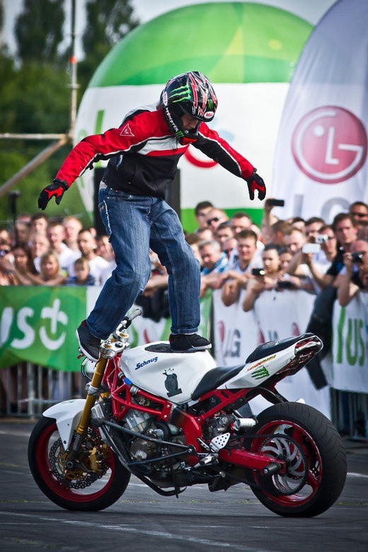 Akrobaci na motocyklach. Plus Stunt Grand Prix 2013 w Bydgoszczy