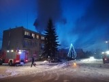 Pożar w Kazanowie. Zapaliły się sadze w kominie budynku Urzędu Gminy. Było bardzo duże zadymienie, ewakuowano też mieszkańców kilku lokali