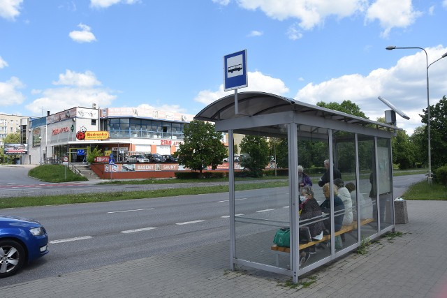 Zgodnie z wytycznymi rządowymi w autobusie komunikacji miejskiej może być zajęta tylko połowa miejsc. W standardowych autobusach tarnowskiego MPK może to być około 40-50 osób.