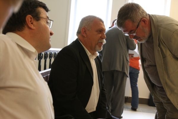 Były prezydent Białegostoku Ryszard Tur (pierwszy z prawej) przyszedł wczoraj do sądu, bo jest zainteresowany, jak zakończy się proces. Na zdjęciu z oskarżonymi: Krzysztofem Sawickim (pierwszy z lewej) i Markiem Kozłowskim (w środku).