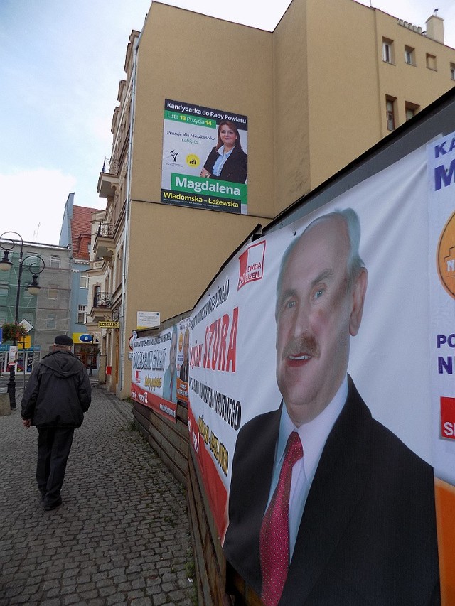 Paskudny płot stał się miejsce do plakatowania wyłącznie dla dwóch komitetów