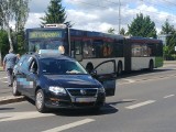 Kolizja na ul. Arkońskiej w Szczecinie. Zderzenie taksówki z autobusem komunikacji miejskiej