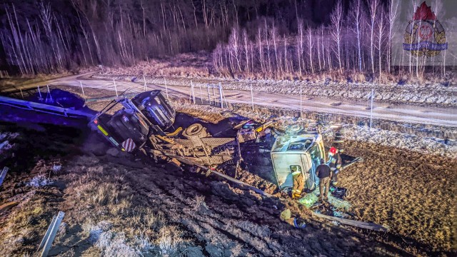 Do groźnego wypadku doszło w sobotę ( 6 lutego) na autostradzie A2 koło Skierniewic. Zderzyły się dwa samochody ciężarowe, w tym jedna laweta wioząca auta osobowe.DALEJ >>>>..