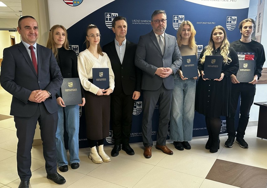 Oni chcą żyć i uczyć się w Kielcach. Osiemnastu studentów ze Wschodu otrzymało stypendia Samorządu Województwa Świętokrzyskiego