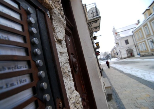 Zdaniem Jerzego Borowskiego, burmistrza Sandomierza, miasto nie może zgodzić się na wykup mieszkań przez dotychczasowych lokatorów z uwagi na starania o fundusze na zabezpieczenie Starówki. Jeśli mieszkania zmienią właścicieli, przygotowany projekt stanie się nieważny.