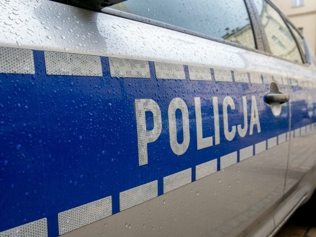 Policjanci z Posterunku Policji w Mielnie zatrzymali mężczyznę, który kierując audi doprowadził do kolizji z innym pojazdem i uciekł z miejsca zdarzenia. Jak się okazało 34-latek jechał samochodem pod wpływem alkoholu i narkotyków, posiadał aktywny zakaz prowadzenia pojazdów