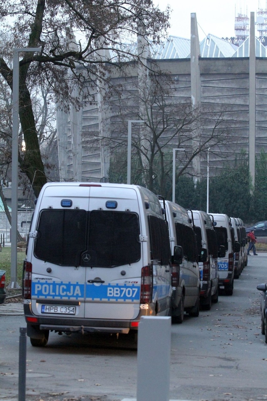 Wrocław: Kilkadziesiąt radiowozów. Tak policja pilnowała demonstracji z Piniorem na czele