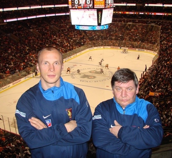 Olgierd Moskalewicz i masażysta Stanisław Mazuro na meczu ligi NHL.