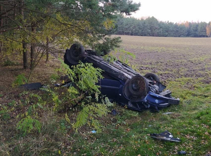 Wypadek w Gniazdkowie w gminie Chotcza. Doszło do dachowania samochodu. Jedna osoba ranna. Zobacz zdjęcia z miejsca zdarzenia