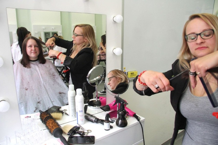 W Kielcach studentki oddały włosy kobietom chorym na raka [WIDEO, zdjęcia]