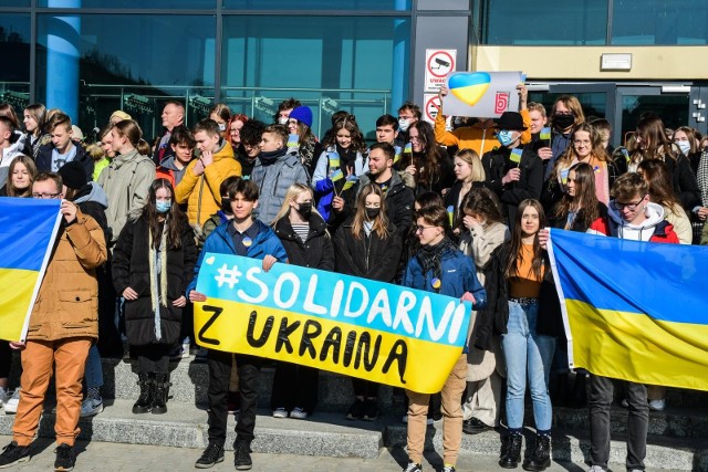 We wtorek (1 marca) społeczność szkolna V LO w Bydgoszczy zorganizowała przed szkołą happening w geście solidarności z Ukrainą.