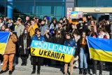 Happening przed V LO w geście solidarności z Ukrainą. Bydgoskie szkoły organizują też zbiórki darów [zdjęcia]