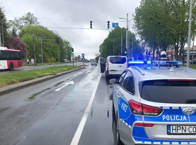 Policjanci z Komendy Miejskiej Policji w Słupsku zatrzymali dwóch mężczyzn w wieku 40 i 35 lat, którzy jechali skradzionym na terenie powiatu puckiego fordem. Kierujący znajdował się dodatkowo w stanie nietrzeźwości i spowodował zdarzenie drogowe, a pasażer posiadał przy sobie marihuanę. Obaj mężczyźni to mieszkańcy Gminy Darłowo. Wkrótce odpowiedzą za wszystkie popełnione przestępstwa.