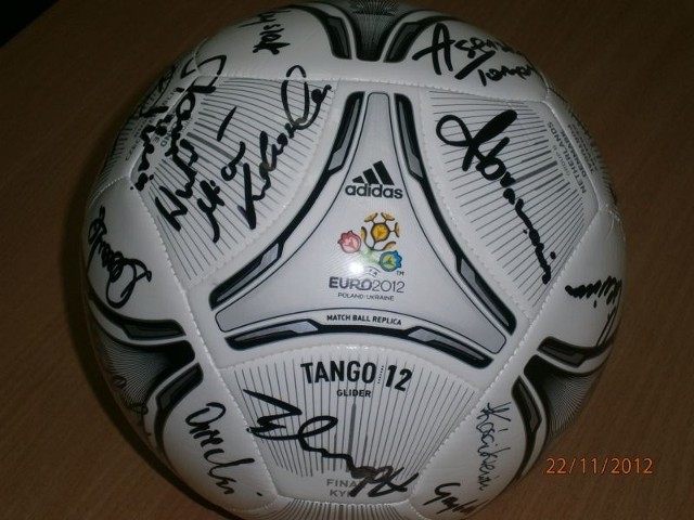 Wśród gadżetów na licytację znalazła się piłka Tango 12 wyprodukowana na Euro 2012 z podpisami piłkarzy KS Olimpia Grudziądz