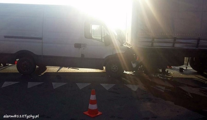 Wypadek na ulicy Gliwickiej w Mikołowie. Jedna osoba poszkodowana