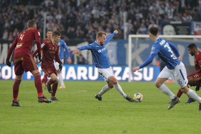 W środę o godz. 20.30 piłkarze Lecha Poznań na stadionie przy ul. Bułgarskiej zmierzą się z warszawską Legią. To tak zwany polski klasyk, tym razem jednak trochę jałowy, bez smaku. Zespół ze stolicy przewodzi w Lotto Ekstraklasie, Kolejorz jest ósmy ze strata 19 punktów. Jeszcze niedawno pojedynki poznańsko-warszawskie wywoływały wielkie emocje, a personalne roszady na linii Poznań – Warszawa i odwrotnie, powodowały nadzwyczajne wybuchy złości i hejtu, chociaż wtedy nie znaliśmy jeszcze tego pojęcia. W barwach Legii występowały legendy poznańskiego klubu. Oto kilka historii --->