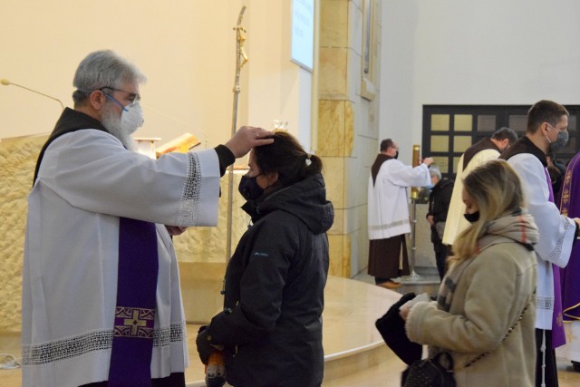 W Środę Popielcową, 17 lutego, rozpoczynamy Wielki Post. W tym dniu w czasie mszy świętych kapłani posypują głowy wiernych popiołem. -Skoro przyjmujemy popiół na nasze głowy, to przyjmujemy też pewne umartwienia. Podejmujemy również wielkopostne wyzwania, rezygnując z niektórych przyjemności. - Wielki Post i Środa Popielcowa przypominają nam, że nie jesteśmy panami tej ziemi, że przemijamy. Popiół jest ulotny i ulotne jest nasze życie, które trwa może 50, 60 czy 80 lat. Ale to jest nic w obliczu wieczności - podkreśla ksiądz Jan Iłczyk, proboszcz parafii świętego Józefa Robotnika w Kielcach.Środa Popielcowa rozpoczyna w kościele katolickim 40-dniowy czas Wielkiego Postu.Zobaczcie jak wierni uczestniczyli w mszy świętej w parafii świętego Franciszka z Asyżu w Kielcach.Szczegóły na kolejnych slajdach. 