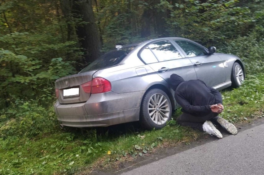 Gmina Suwałki. Pościg za srebrnym BMW. Zatrzymała je dopiero kolczatka