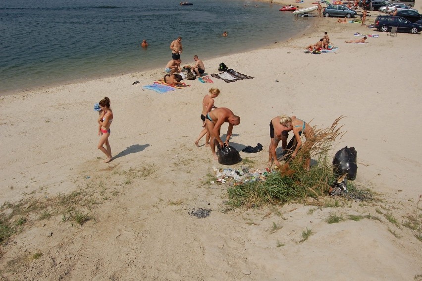 Wielkie sprzątanie plaży nad Pogorią IV