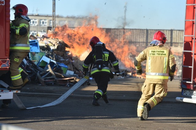 Przed południem wybuchł pożar na składowisku odpadów przy ul. Towarowej w Lesznie. Pożar był bardzo groźny, bowiem obok znajduje się stacja benzynowa. Zobacz więcej zdjęć ---->