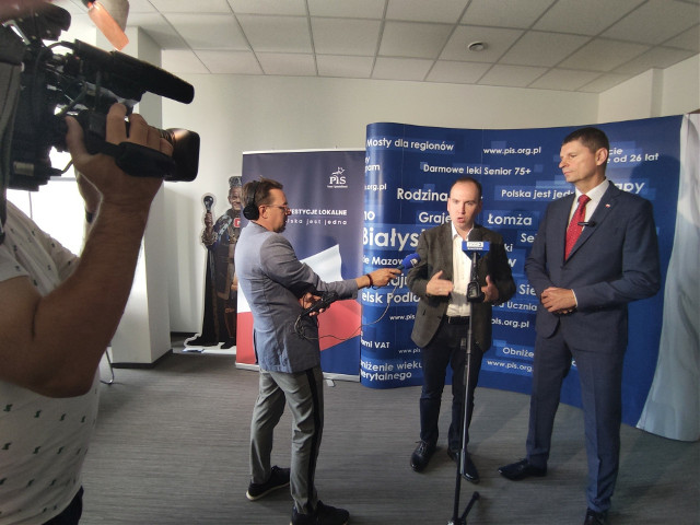 - To bardzo istotne wybory - uważają zgodnie podlascy posłowie PiS: Adam Andruszkiewicz (z lewej, kandydat w eurowyborach) oraz Dariusz Piontkowski. Apelują do obywateli o liczny udział w głosowaniu i postawieniu krzyżyka przy nazwisku kandydatów ich formacji politycznej