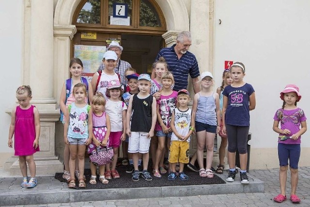 W poniedziałek od rana dzieci zbierały się przed Belwederem, aby wyruszyć na kolejną ciekawą wycieczkę poza miasto.