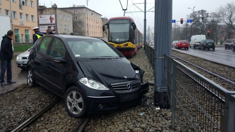 Wypadek na Zachodniej! Mercedes w torowisku [FILM, zdjęcia]