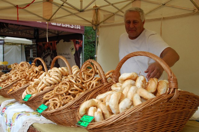 Festiwal Folkloru rozpoczął się bardzo smakowicie. To prawdziwa uczta dla podniebienia! Prócz polskiego jedzenia odbyła się również degustacja narodowych potraw naszych gości zza granicy.