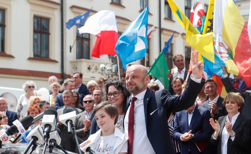 Konrada Fijołka wsparli znani polscy samorządowcy. Przed...