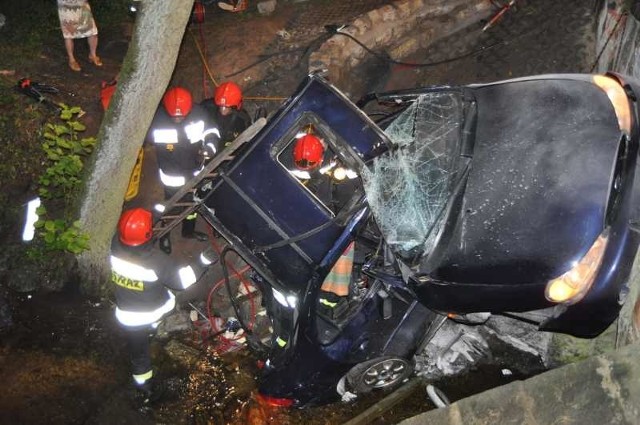 Strażacy ryzykując życie, bo auto w każdej chwili mogło się osunąć, wydobywali rannych z rozbitego forda.