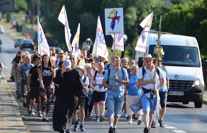 Pielgrzymi z radomskich parafii we wtorek wyruszyli na Jasną...