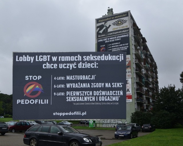 Bilbord łączący ruch LGBT z pedofilią wisi na wieżowcu przy ruchliwej trasie średnicowej w Gorzowie