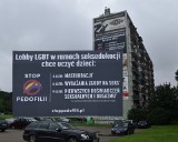 W Gorzowie Wlkp. zawisł bilbord, który łączy ruch LGBT z pedofilią