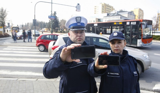 Policja w całym kraju cyklicznie przypomina, że używanie telefonu komórkowego w ruchu drogowym to zły pomysł