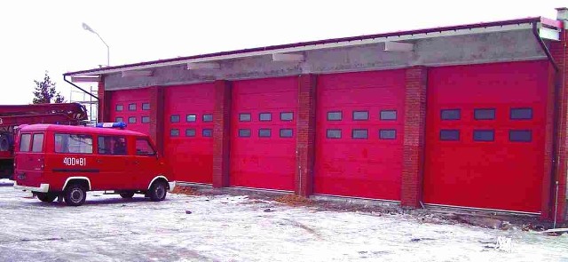 Nowe garaże dla strażackich wozów bojowych są już gotowe. Mają - a jakżeby inaczej - pomalowane na czerwono wrota.