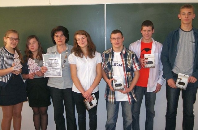 Nagrodzeni uczniowie razem ze swoją nauczycielką, Edytą Rutkowską.