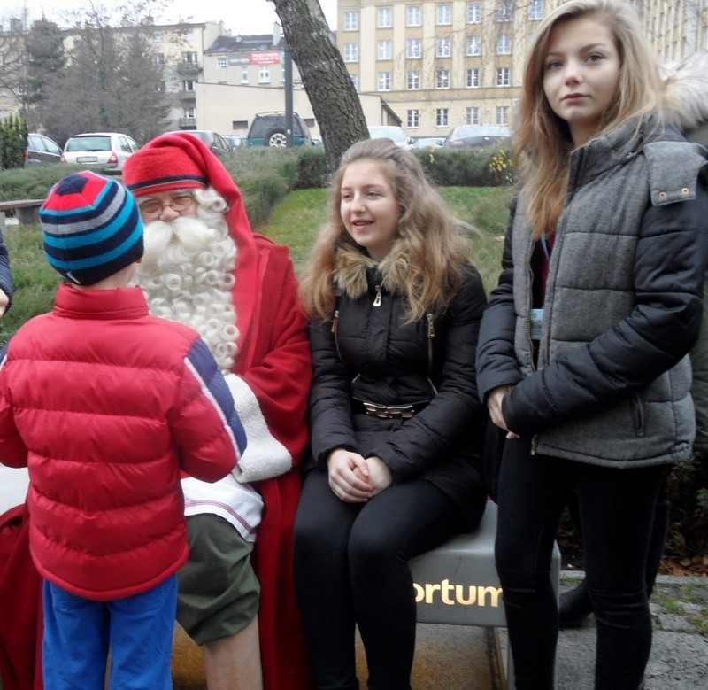 Święty Mikołaj spotkał się z dziećmi z częstochowskich szkół...