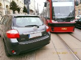 Łódź: tramwaje znów stały przez źle zaparkowany samochód. Na jednej z ulic w centrum to już plaga ZDJĘCIA