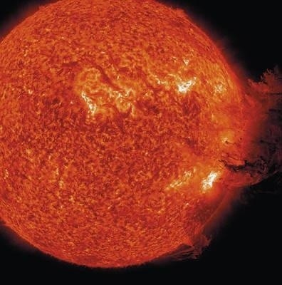 Spektakularny wybuch na Słońcu, czyli "rozbłysk klasy M2.5 i stosunkowo silny koronalny wyrzut masy". Fot. NASA