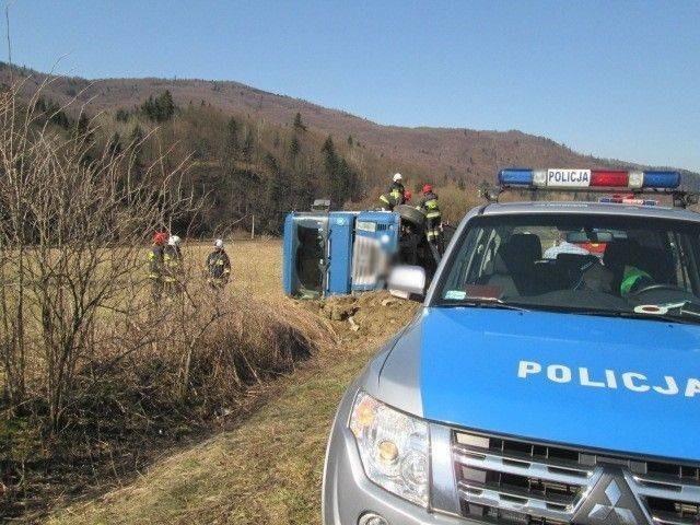 Leluchów. Ciężarówka wywróciła się na drodze do granicy